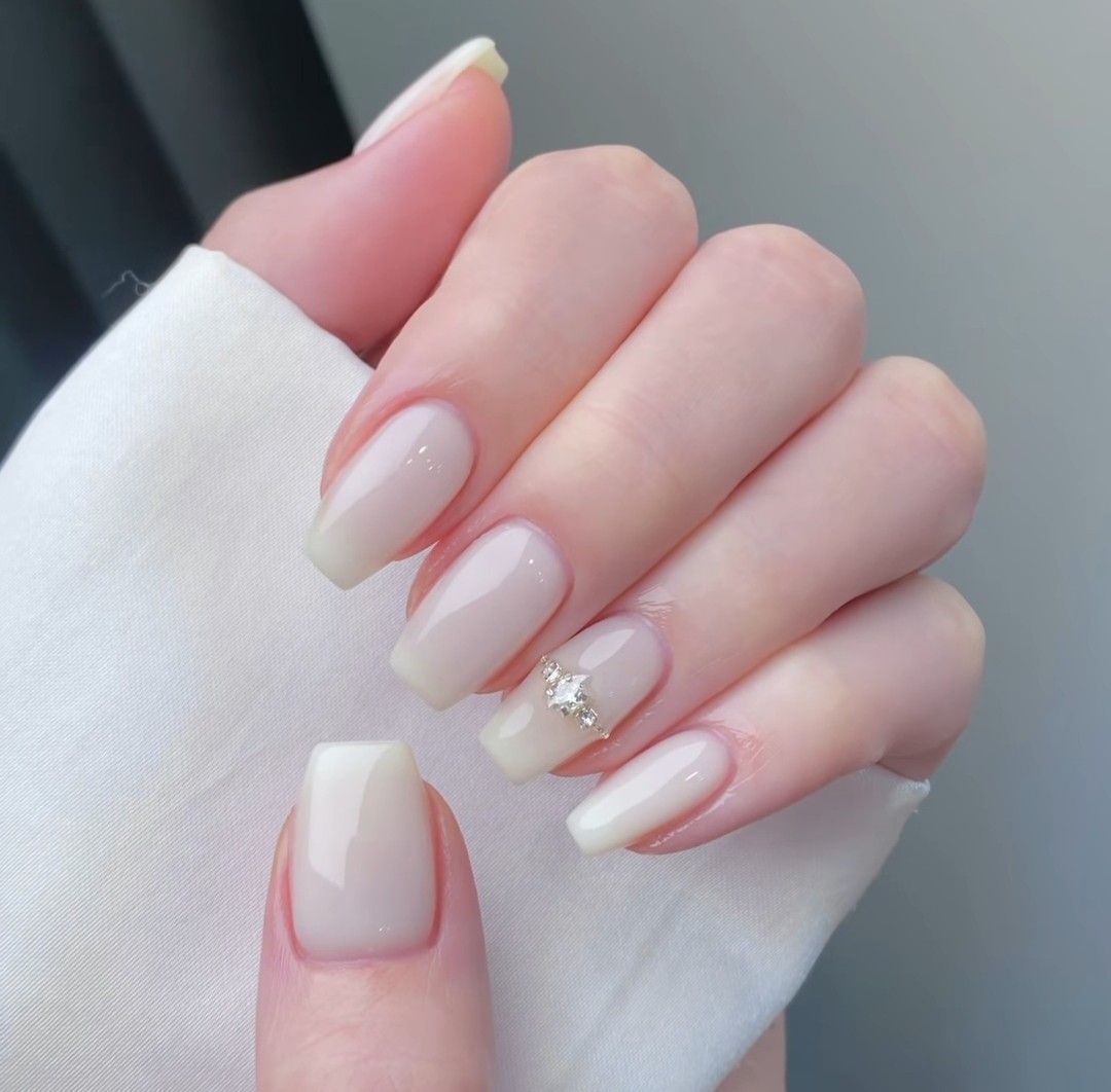 Chi tiết đá nhỏ làm nổi bật đôi tay