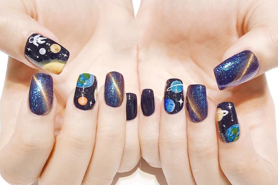 Mẫu nail vũ trụ