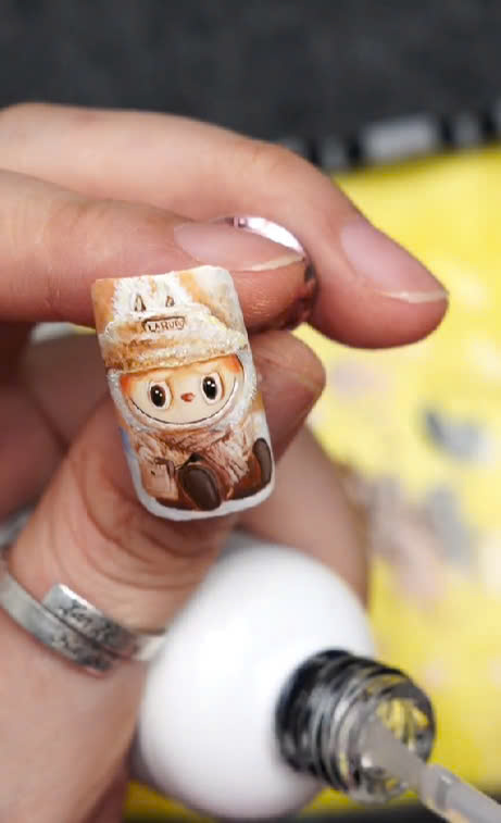 Nail vẽ Labubu